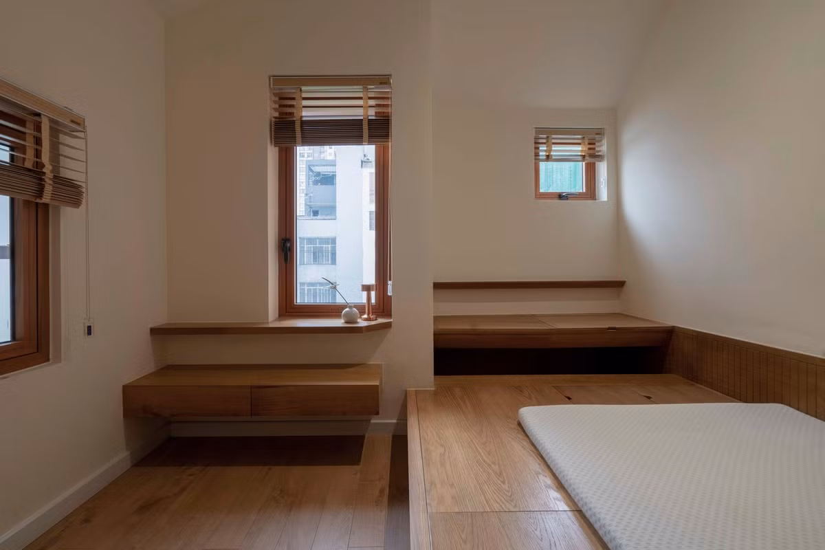 Màu sắc và chất liệu bên trong nhà được tiết chế, chỉ giữ lại những gì cần thiết. Tường trắng làm nền, trần xám nhấn nhá, gỗ trả lại cảm giác ấm áp mở ra khoảng xanh nhỏ. Ảnh: Nguyễn Nhật Anh Chương