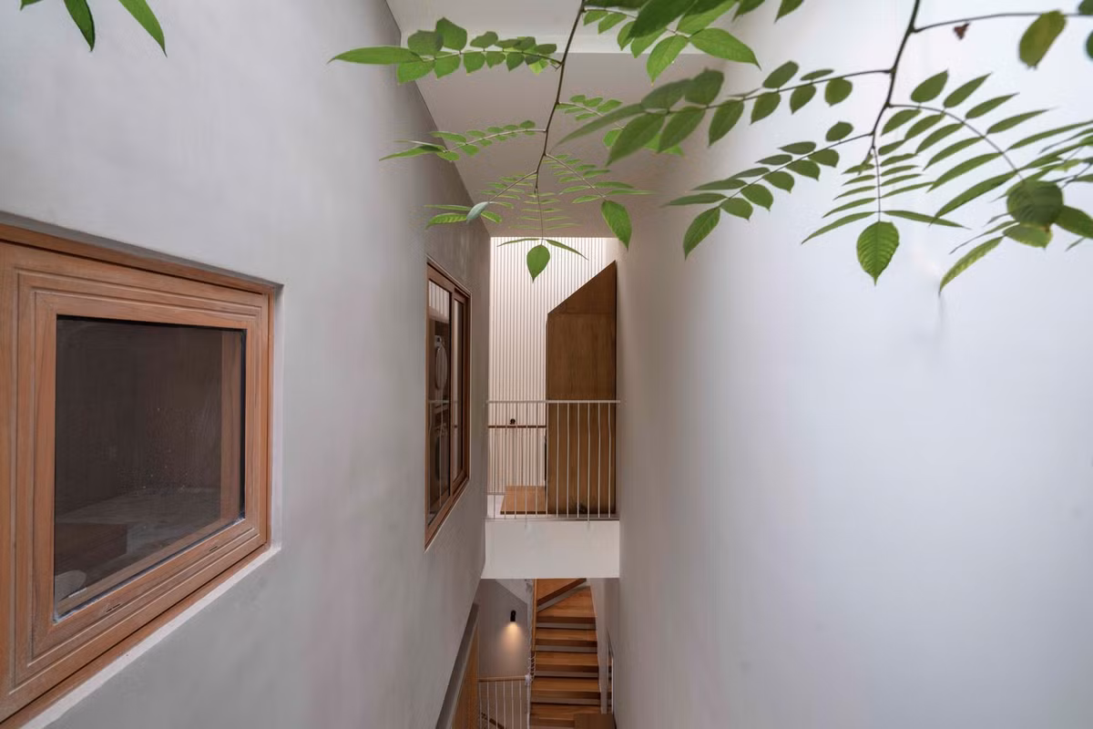 Khoảng thông tầng xuyên suốt 4 tầng được đặt vào để kết nối các khối nhà một cách tự nhiên, đồng thời giải phóng và mở rộng không gian sống. Ảnh: Nguyễn Nhật Anh Chương