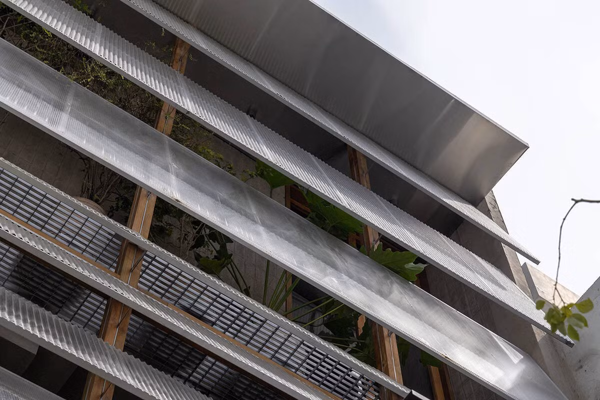 Lớp vỏ này hoạt động như một bộ lọc khí hậu giúp giảm bức xạ mặt trời trực tiếp, hạn chế hấp thụ nhiệt, đồng thời cho phép thông gió tự nhiên. Ảnh: atelier tho.A