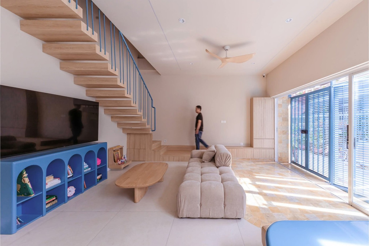 Bên trong nhà, ngôn ngữ giấy note tiếp tục được kéo dài thông qua những góc bo mềm. Ảnh: Minh Quốc Bùi