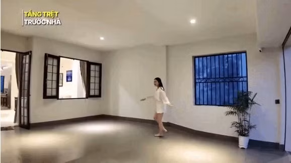 Căn nhà có tông màu trắng - nâu gỗ chủ đạo. Không gian nào cũng to rộng, thoáng đãng. Ảnh chụp màn hình