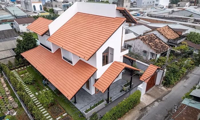 Mái ngói mang đậm nét truyền thống của nhà Việt xưa. Hệ khung lợp mái bằng sắt sơn đen đảm bảo sự chắc chắn trước mưa bão. Ảnh: Lonton Studio