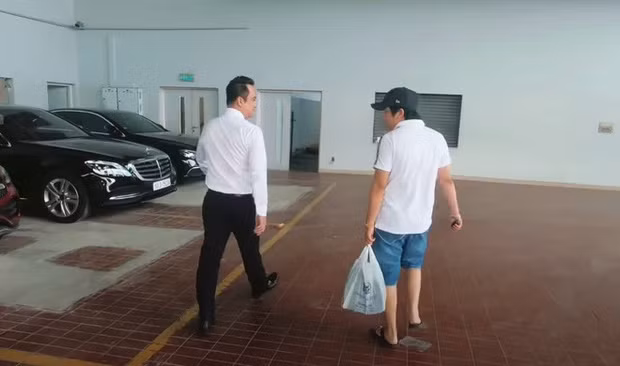 Hồi còn ở Việt Nam, Khoa Pug khiến nhiều người giật mình với clip xách bịch tiền tỷ như bịch... rác để mua chiếc Mercedes C300 AMG. Thời điểm đó, chiếc xe của anh chàng có giá gần 2 tỷ đồng. Ảnh: Facebook