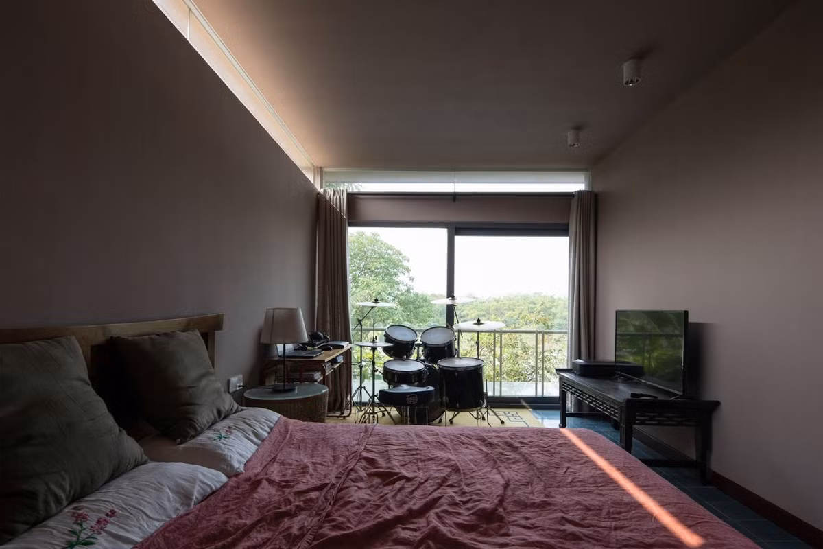 Nội thất phòng ngủ được bố trí phù hợp với cá tính của từng thành viên trong gia đình. Ảnh: Chimnon studio