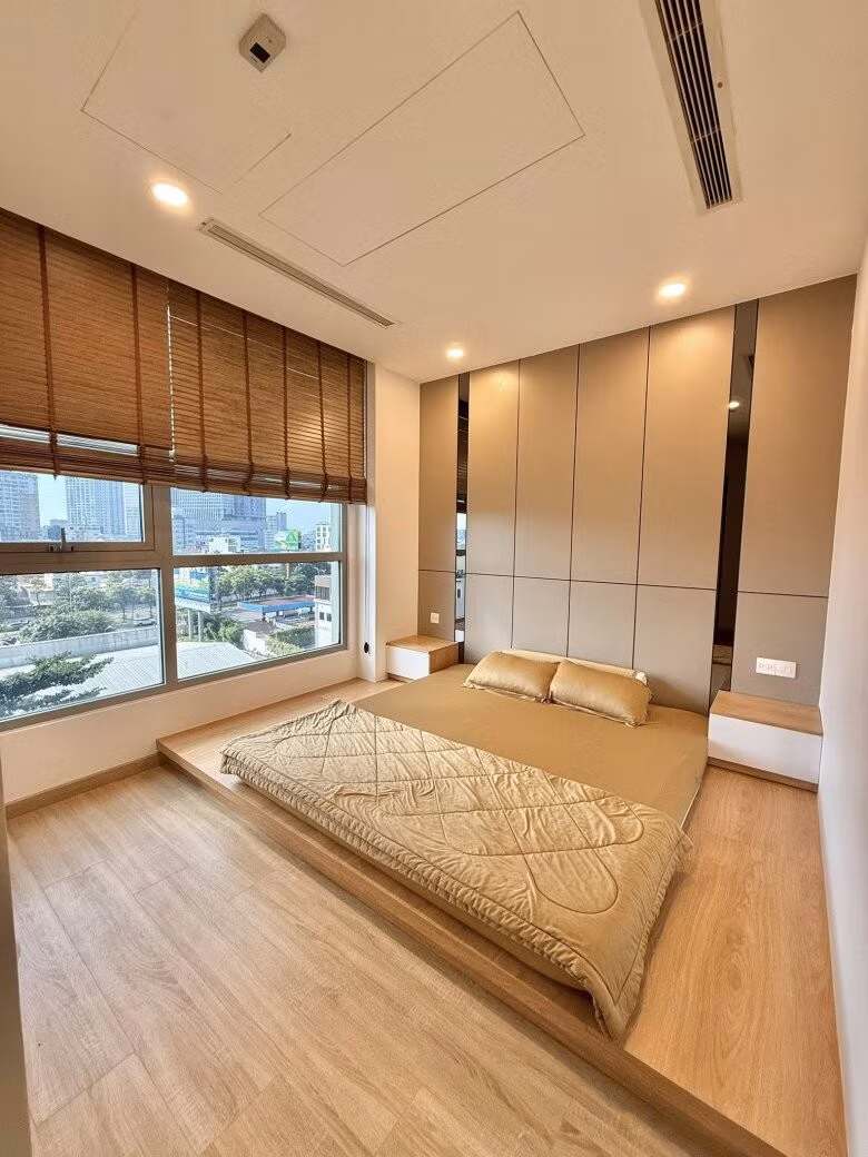 Phòng ngủ chính có giường kê sát sàn với tone màu nâu be nhã nhặn. Ảnh: FB Nguyễn Văn Chung