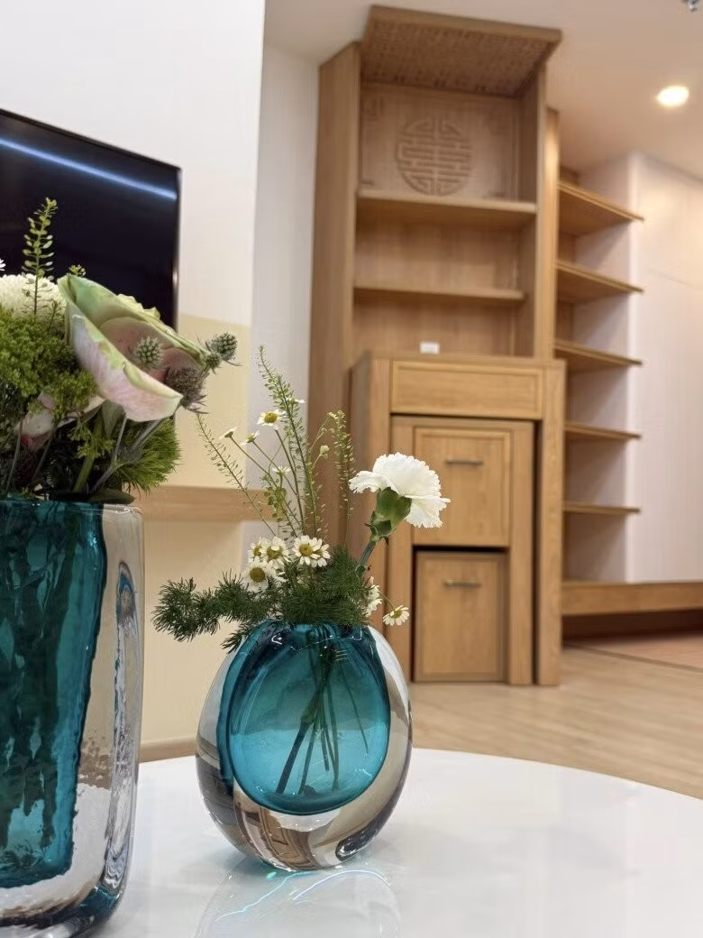 Lọ hoa trên bàn là một điểm nhấn tinh tế giúp không gian thêm ấm cúng và thân thiện. Ảnh: FB Nguyễn Văn Chung