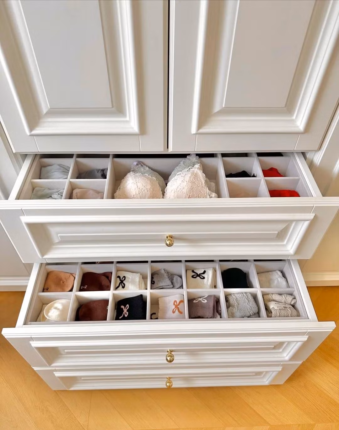 Không ít người nghĩ rằng, càng nhiều ngăn kéo trong tủ quần áo càng tiện. Ảnh: Sohu