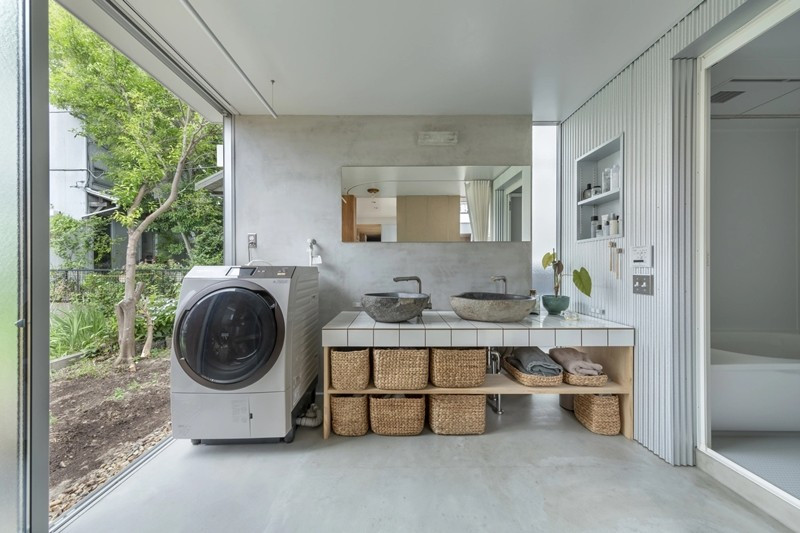 Khu vệ sinh được đặt cạnh sân trong, lấy ánh sáng và thông gió tự nhiên. Ảnh: Studio ToLoLo