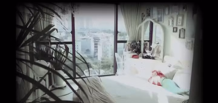 Trong phòng ngủ và bàn trang điểm được ca sĩ 9X tối ưu bằng đồ ở căn hộ cũ. Ảnh chụp màn hình