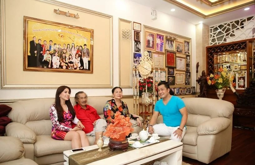 Phòng khách được sử dụng để trưng bày ảnh gia đình và những chiếc cúp gắn liền với sự nghiệp của cả dòng họ nghệ thuật. Ảnh: Internet