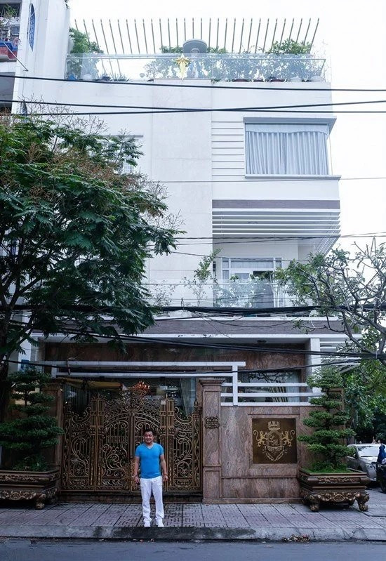 Ngoài ánh đèn sân khấu, cuộc sống của Lý Hùng hiện khá sung túc. Nam diễn viên hiện sống trong biệt thự khoảng 700m2 ở TP HCM. Ảnh: Znews