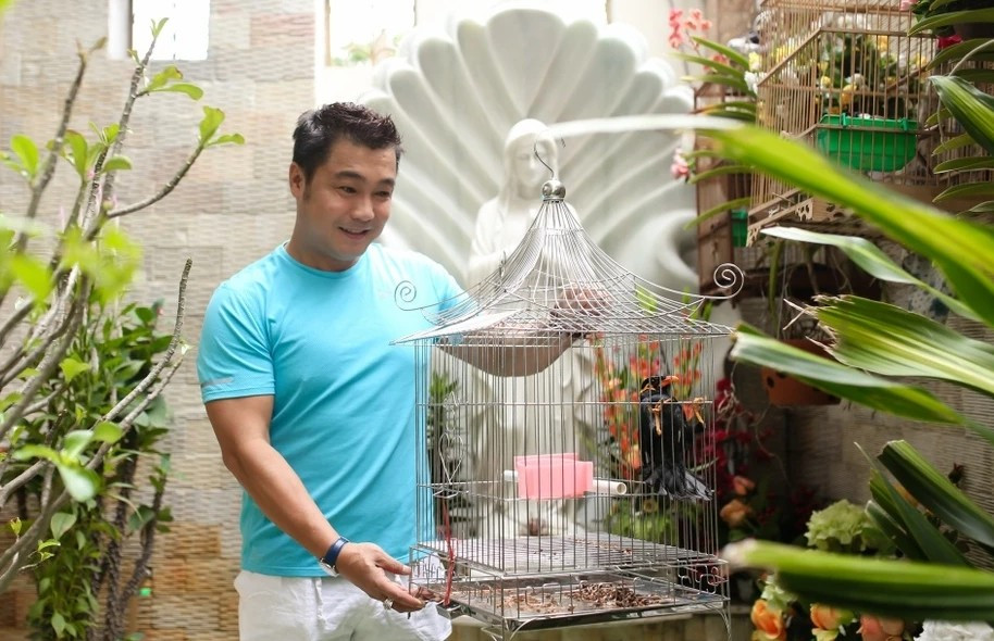 Tại khoảng sân trước nhà, Lý Hùng trồng cây, nuôi chim và cá. Ảnh: Znews