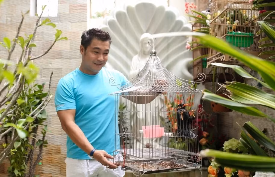 Tại khoảng sân trước nhà, Lý Hùng trồng cây, nuôi chim và cá. Ảnh: Znews
