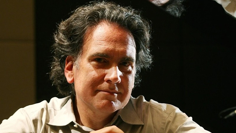 Với Warren Buffett, nơi đồng tiền được coi là nghệ thuật đầu tư thì Peter Buffett chọn cầm đàn piano thay vì cầm bảng báo cáo tài chính. Ảnh: SCMP