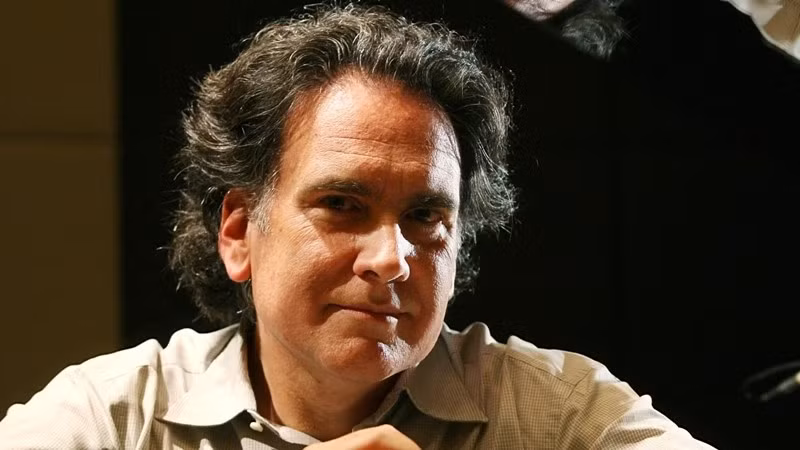 Với Warren Buffett, nơi đồng tiền được coi là nghệ thuật đầu tư thì Peter Buffett chọn cầm đàn piano thay vì cầm bảng báo cáo tài chính. Ảnh: SCMP