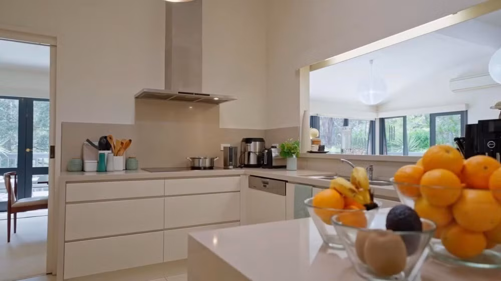 Khu bếp thoáng đãng, sử dụng tông trắng chủ đạo. Ảnh: FBNV