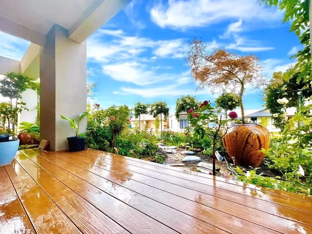 Sân vườn rộng rãi với nhiều cây hoa khác nhau. Ảnh: FBNV