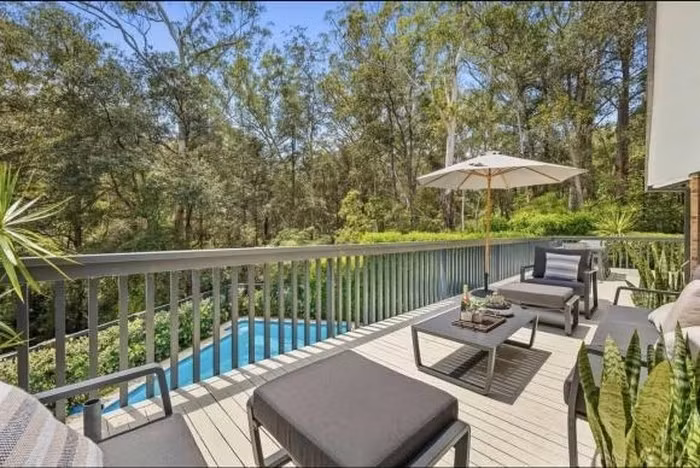 Ban công trải dài là góc thư giãn tuyệt vời. Ảnh: FBNV