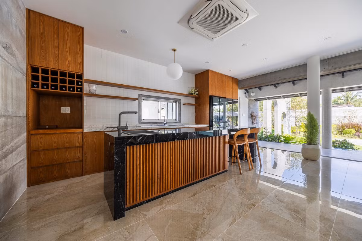 Khu bếp thiết kế mở, gần gũi thiên nhiên. Ảnh: Oki Hiroyuki