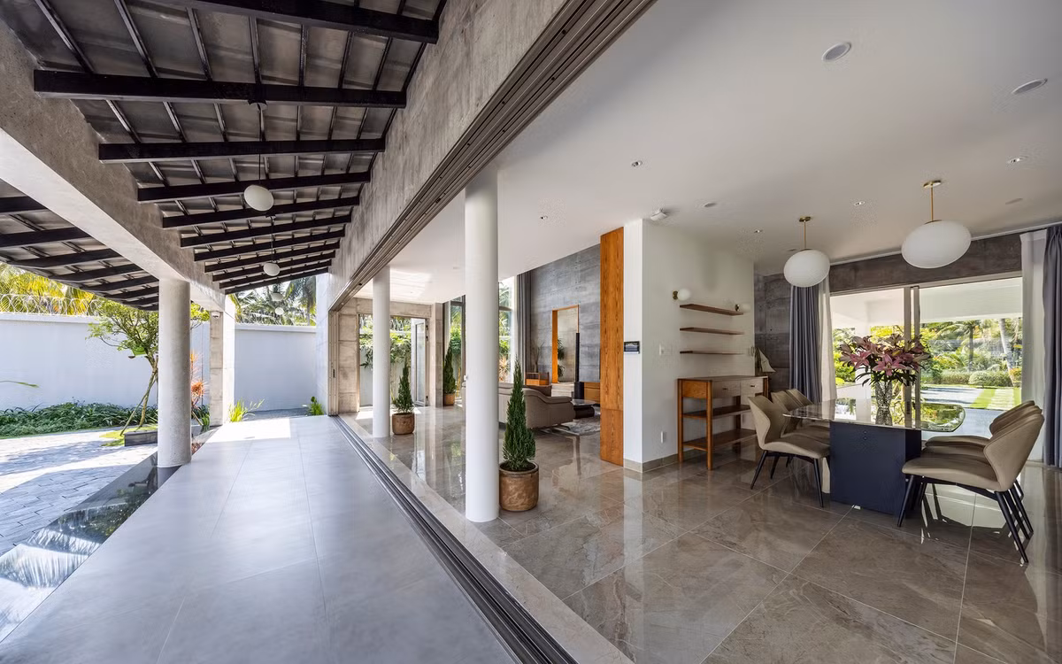 Ngôi nhà được thiết kế để xóa nhòa ranh giới giữa bên trong và bên ngoài. Một chuỗi 7 khoảng sân (cả lớn lẫn nhỏ) cùng mái dốc dài làm dịu ánh sáng, dẫn hướng gió và tạo nên một trải nghiệm không gian liền mạch. Ảnh: Oki Hiroyuki