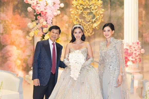 Trong đám cưới của con gái Tiên Nguyễn mới đây, nữ doanh nhân Lê Hồng Thủy Tiên nổi bật với khí chất quý phái và vẻ đẹp "vượt thời gian". Ảnh: Viết Thanh