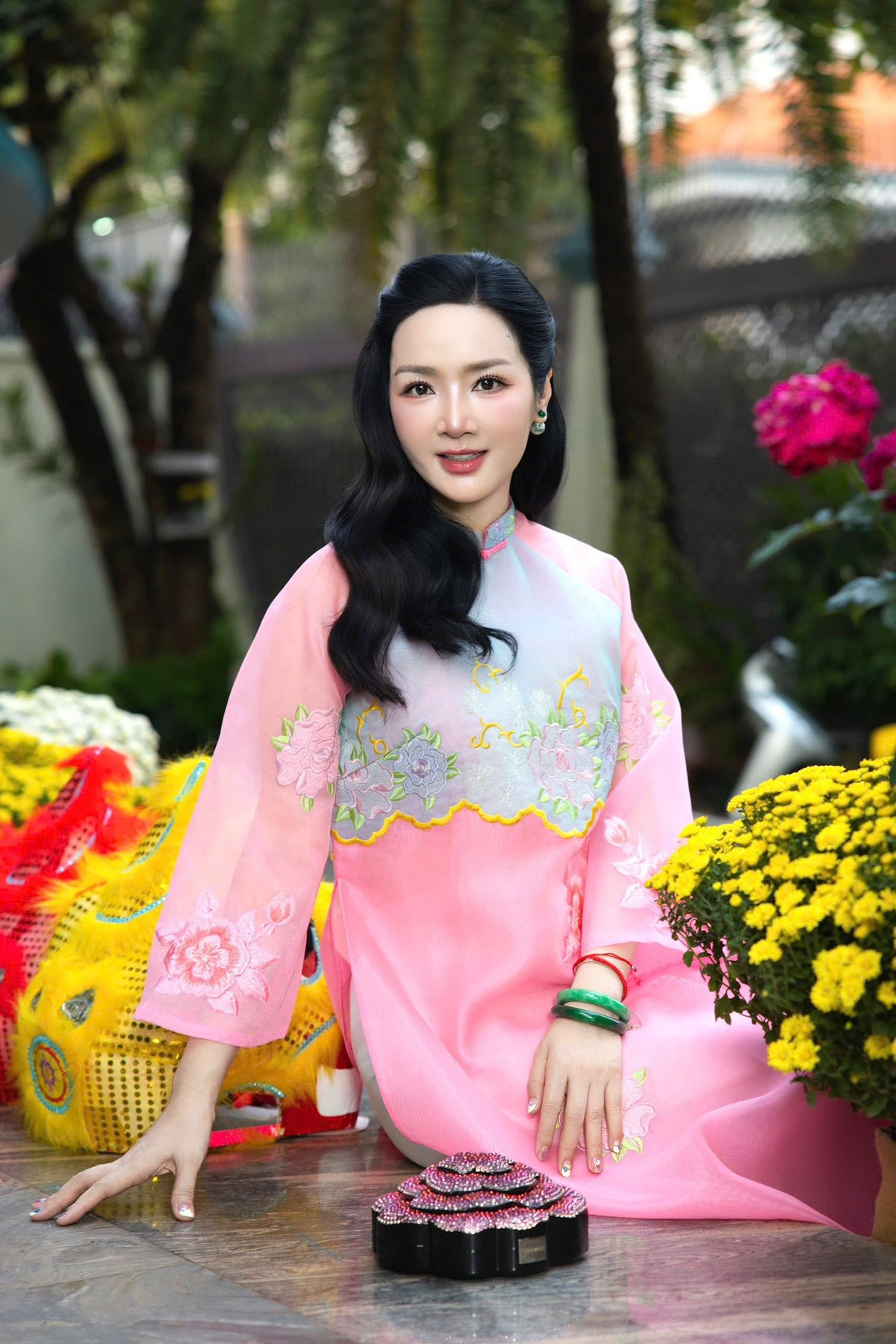 Trên trang cá nhân, Hoa hậu Đền Hùng 1992 là Giáng My tung nhiều bộ ảnh đậm hơi thở mùa xuân. Đáng chú ý, những khung hình của người đẹp không ở resort hay khách sạn hạng sang, mà ở tại tư gia. Ảnh: FB Giang My Nguyen