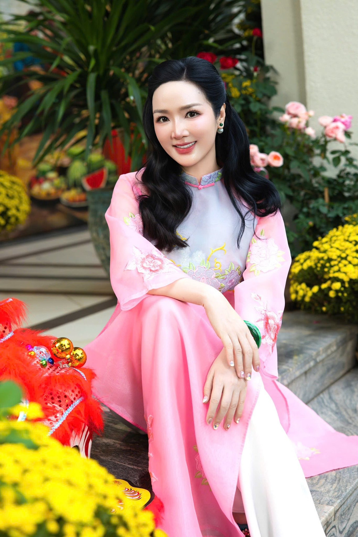 Nếu như nội thất trong biệt thự là không gian xa hoa, lộng lẫy, thì không gian phía trước là một bản giao hưởng ngập sắc hoa. Ảnh: FB Giang My Nguyen