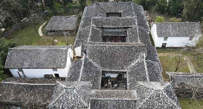 Khu dinh thự có diện tích gần 3.000m2, nổi bật với kiến trúc thành quách của nhà Thanh (Trung Quốc), kết hợp hoa văn của người Mông và kiến trúc thời Pháp. Ảnh: Suckhoedoisong