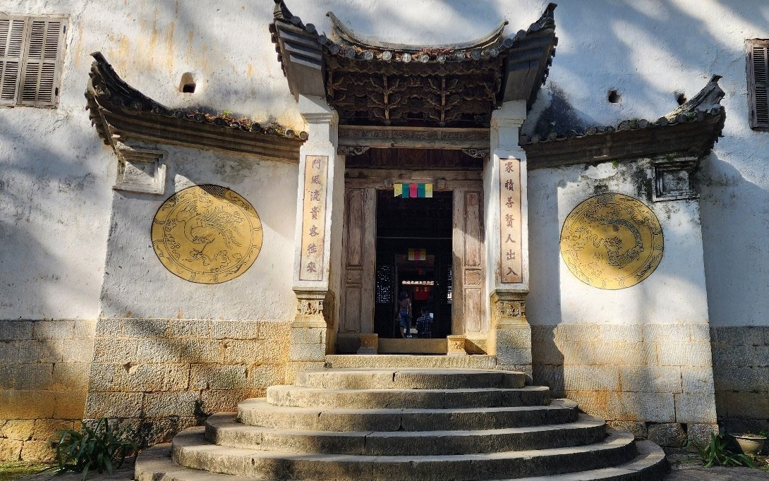 Nằm giữa cao nguyên đá Đồng Văn, thuộc tỉnh Tuyên Quang, (trước kia là Hà Giang), dinh thự Vua Mèo ((Dinh thự họ Vương) là một trong những công trình kiến trúc cổ kính và độc đáo bậc nhất miền núi phía Bắc. Ảnh: Vietnamnet