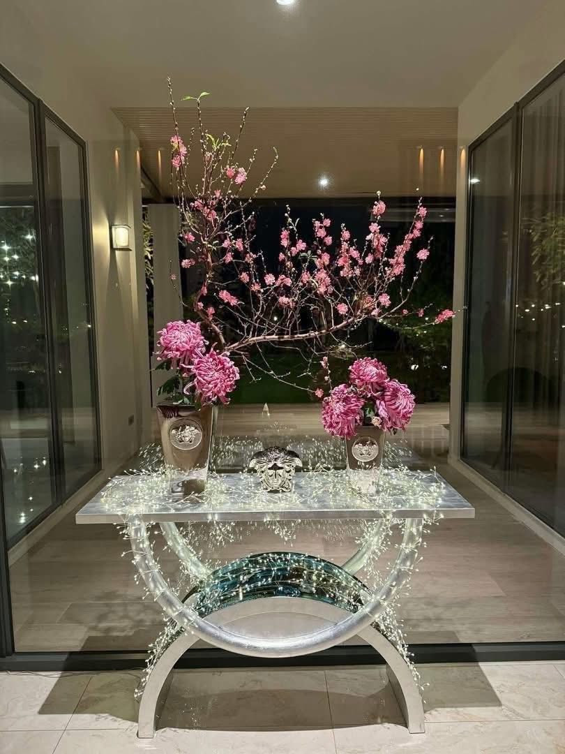 Đồng thời, phun sương nhẹ lên nụ và lá 1–2 lần/ngày để giữ độ ẩm, giúp hoa nở đều và tươi lâu trong suốt dịp Tết. Ảnh: FB Vũ Huyền