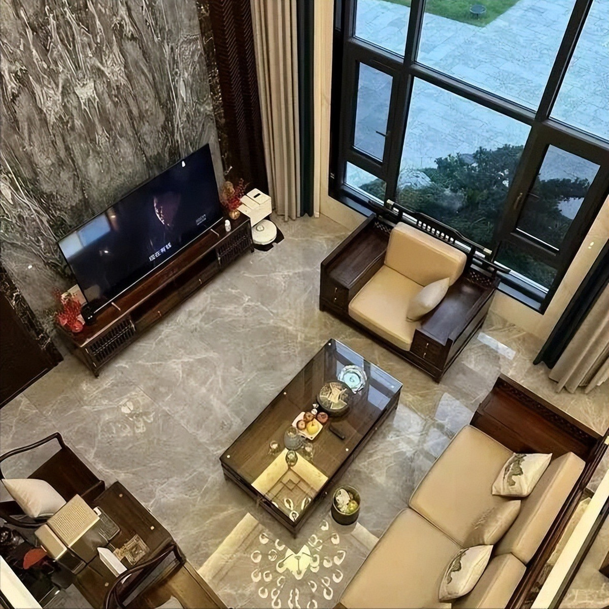 Toàn bộ sàn được lát gạch xám nhạt xuyên suốt, giúp không gian luôn sáng và thoáng mắt. Ảnh: Toutiao