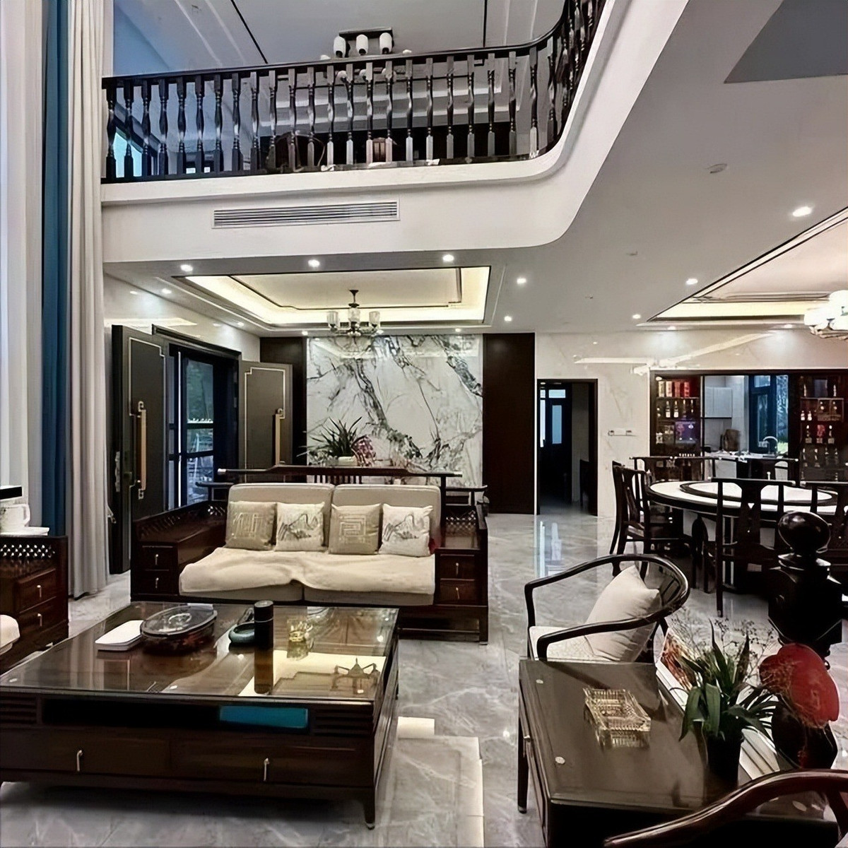 Nội thất trong nhà xoay quanh 3 gam màu chủ đạo: nâu trầm, xám nhạt và gỗ óc chó đen. Ảnh: Toutiao