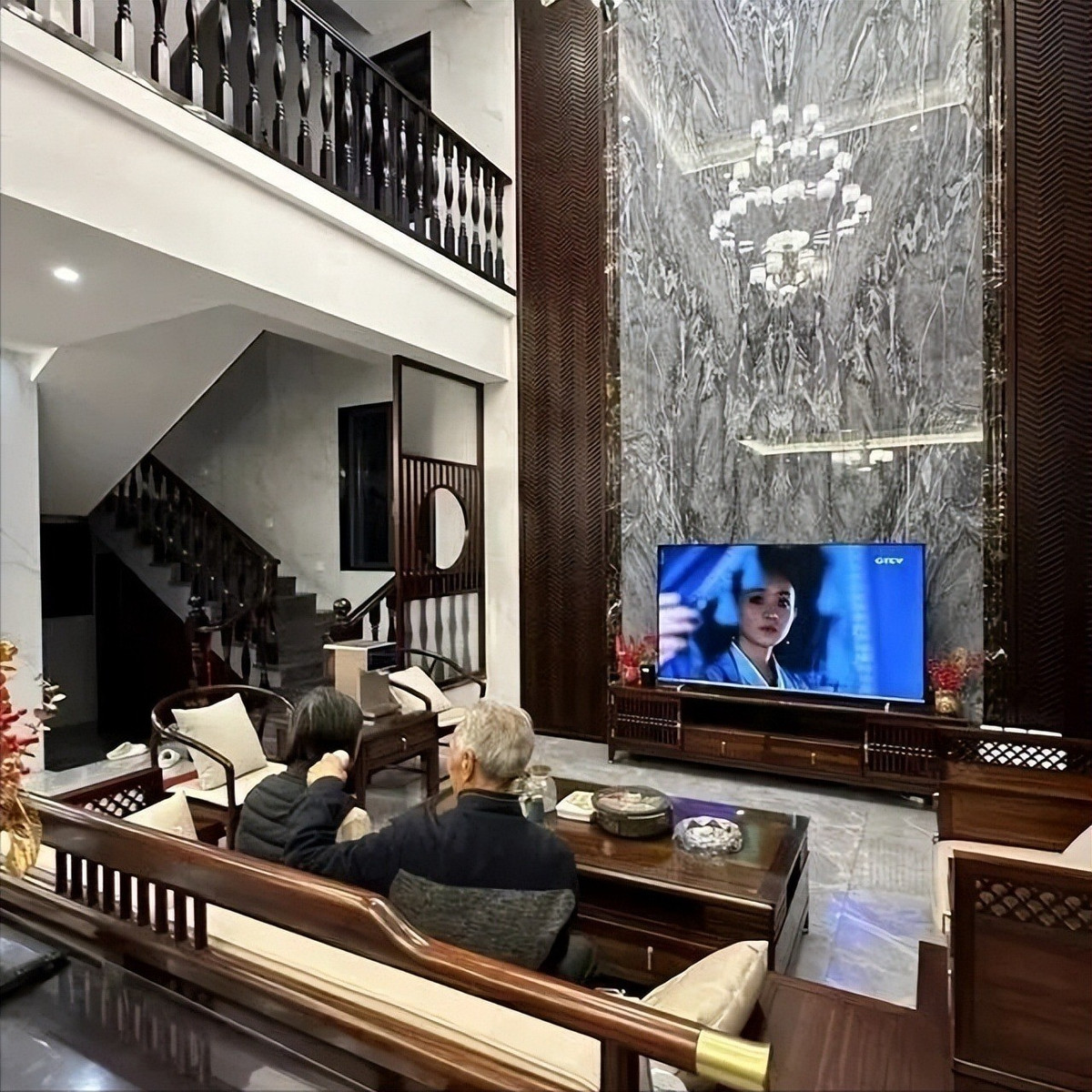 Từ sofa, hệ tủ cho đến bàn trà đều được thống nhất về chất liệu và màu sắc, tạo cảm giác liền mạch. Ảnh: Toutiao