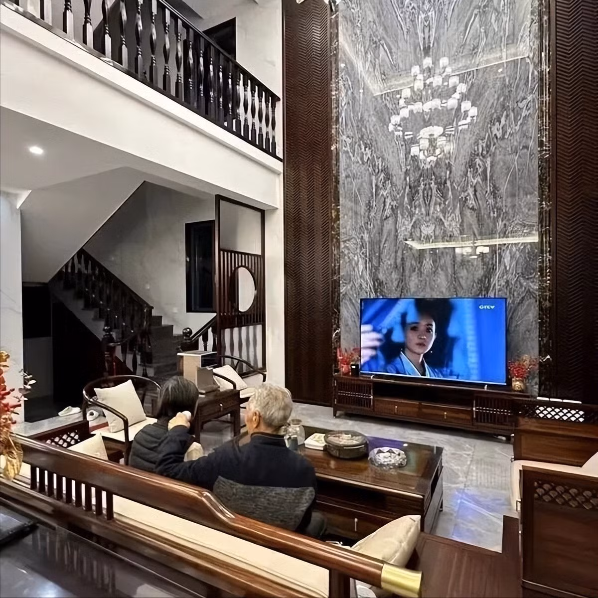 Từ sofa, hệ tủ cho đến bàn trà đều được thống nhất về chất liệu và màu sắc, tạo cảm giác liền mạch. Ảnh: Toutiao