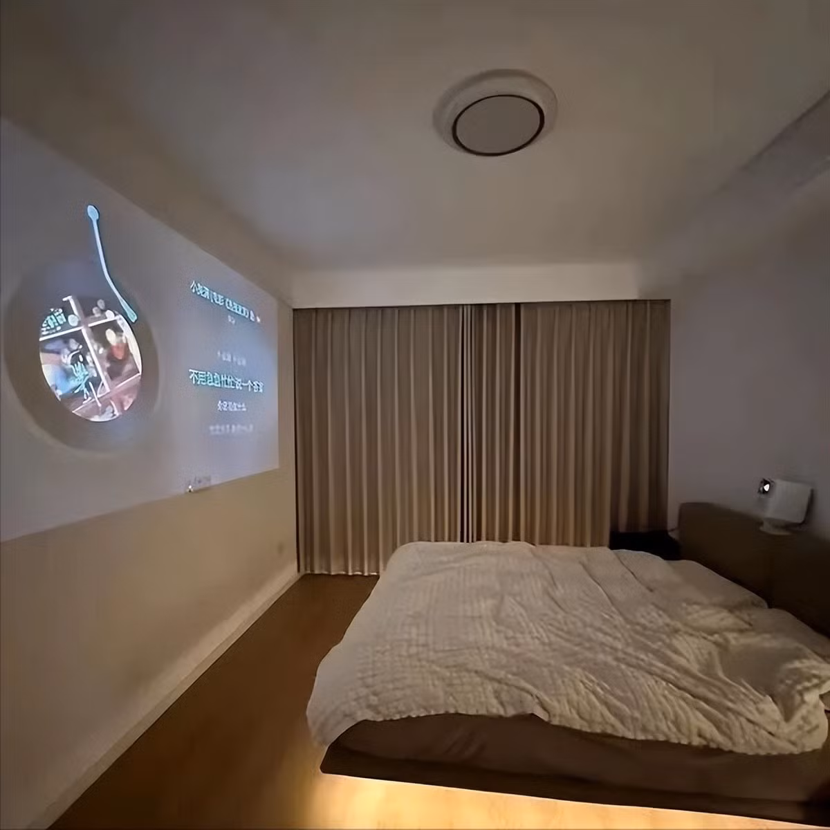 Phòng ngủ mang phong cách tối giản, sử dụng tông kem kết hợp gỗ sáng làm chủ đạo. Sàn gỗ tự nhiên tạo cảm giác ấm áp. Ảnh: Toutiao