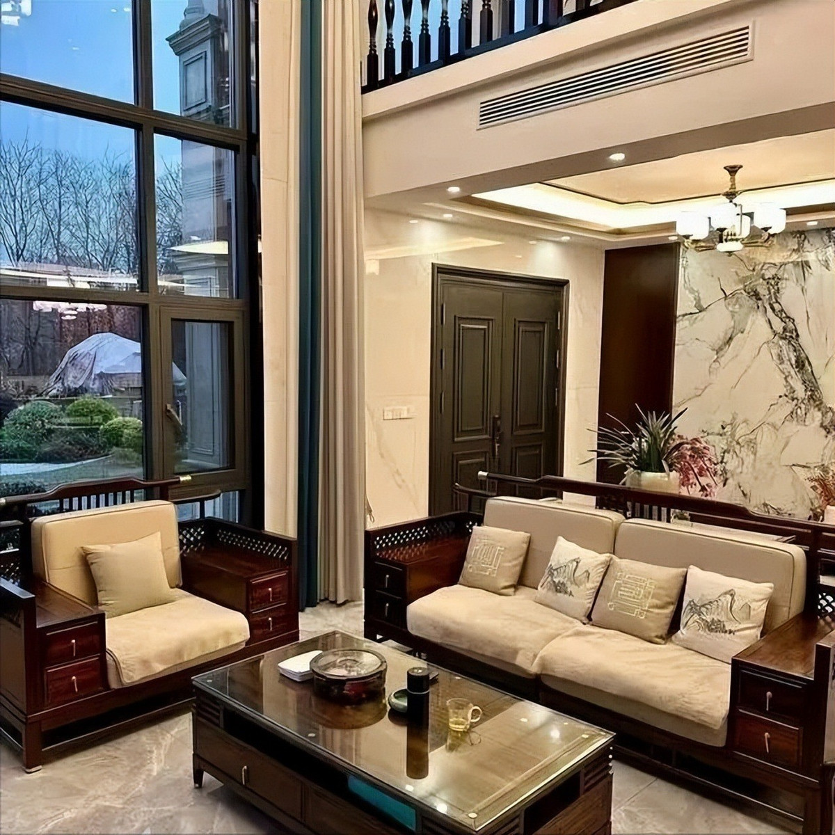 Tầng 1 thiết kế theo dạng mở, kết nối liền mạch phòng khách, phòng ăn và bếp. Ảnh: Toutiao