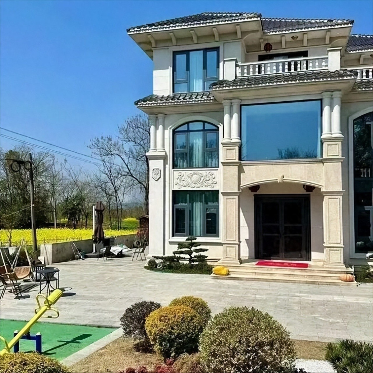 Không chạy theo sự hào nhoáng hay đồ đạc đắt tiền, ngôi nhà 3 tầng tập trung vào trải nghiệm sinh hoạt: thoáng đãng, nhiều ánh sáng. Ảnh: Toutiao