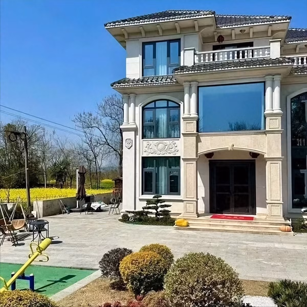 Không chạy theo sự hào nhoáng hay đồ đạc đắt tiền, ngôi nhà 3 tầng tập trung vào trải nghiệm sinh hoạt: thoáng đãng, nhiều ánh sáng. Ảnh: Toutiao