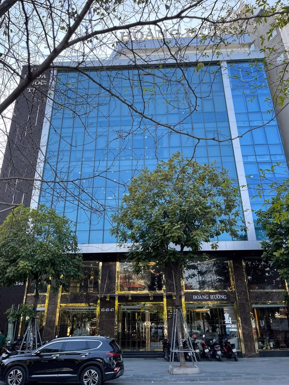 Độ giàu có của Hoàng Hường còn thể hiện ở loạt bất động sản trải khắp các tỉnh từ Bắc vào Nam. Đáng chú ý nhất là 4 tòa nhà đập thông, 8 tầng, 2 mặt tiền tại đường Nguyễn Hoàng (Hà Nội). Ảnh: Internet