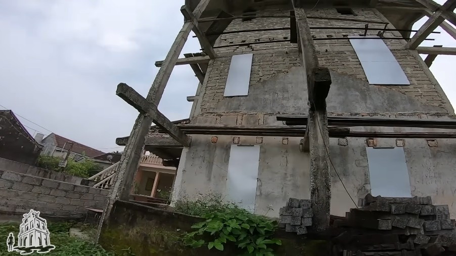 Nhà xây đến đâu, ông Cường sử dụng cọc tre, cọc gỗ, thang tre,... bắc lên rồi cột dây vào người, trèo lên để xây tiếp. Ảnh: Challenge me hãy thách thức tôi