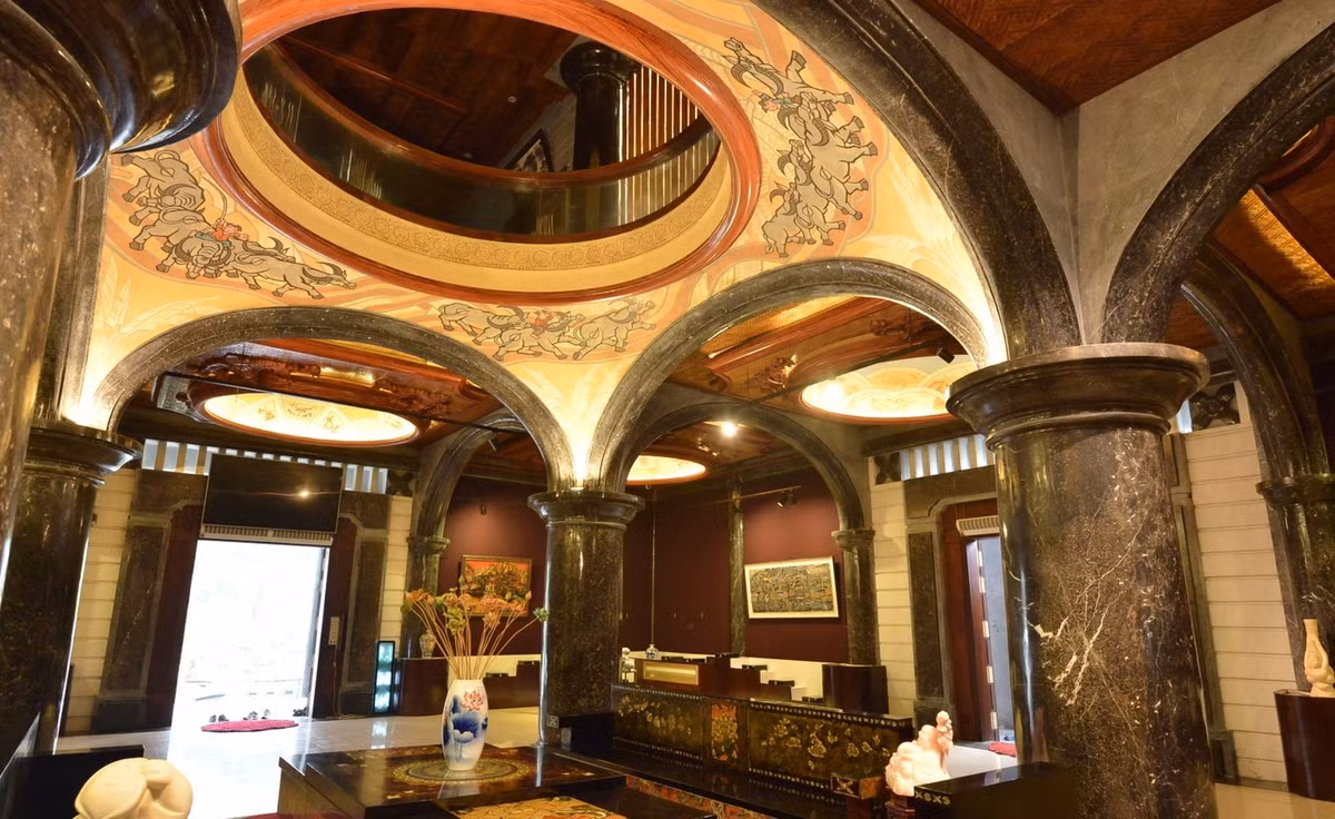 Tầng 1 và tầng 3 của lâu đài là không gian trưng bày các tác phẩm nghệ thuật của Việt Nam như tranh sơn mài, tượng đá, đàn đá...Ảnh: Tiền phong