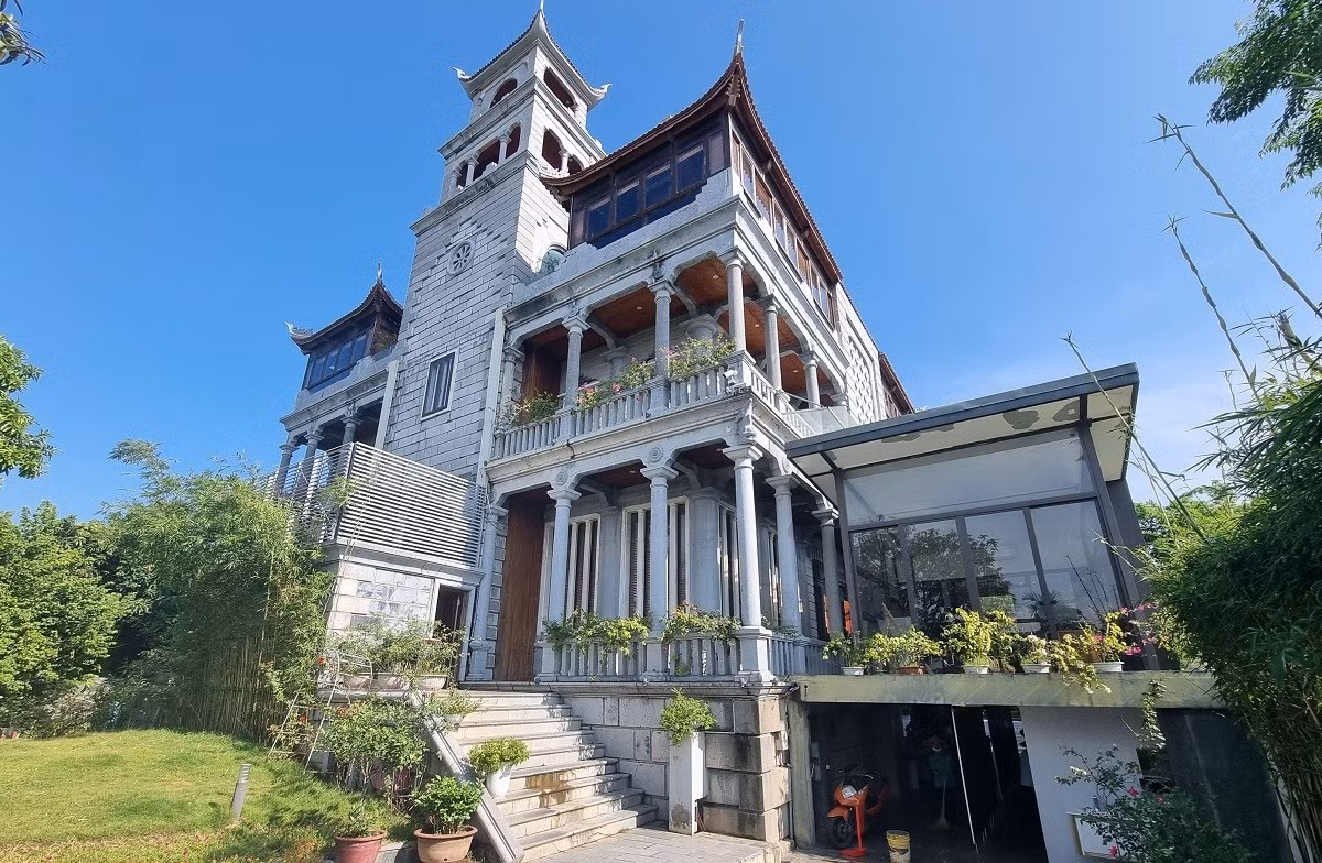 Công trình sở hữu kiến trúc nghệ thuật điêu khắc độc đáo, kết hợp hài hòa giữa đường nét cổ điển châu Âu (vòm trần đại sảnh, hệ thống cột, xà...) và hệ thống mái cong. Ảnh: Người lao động