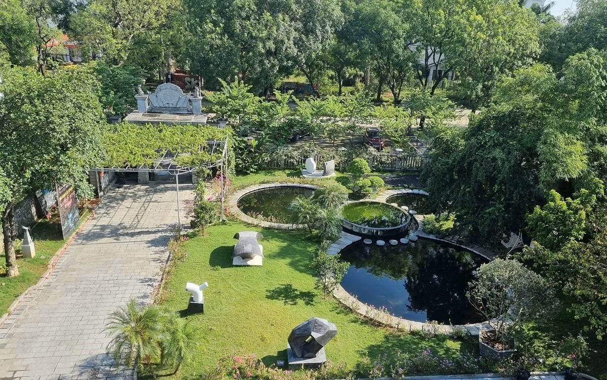 Tòa lâu đài xây trong khuôn viên rộng khoảng 3.000 m2 với không gian thoáng đãng. Ảnh: Người lao động