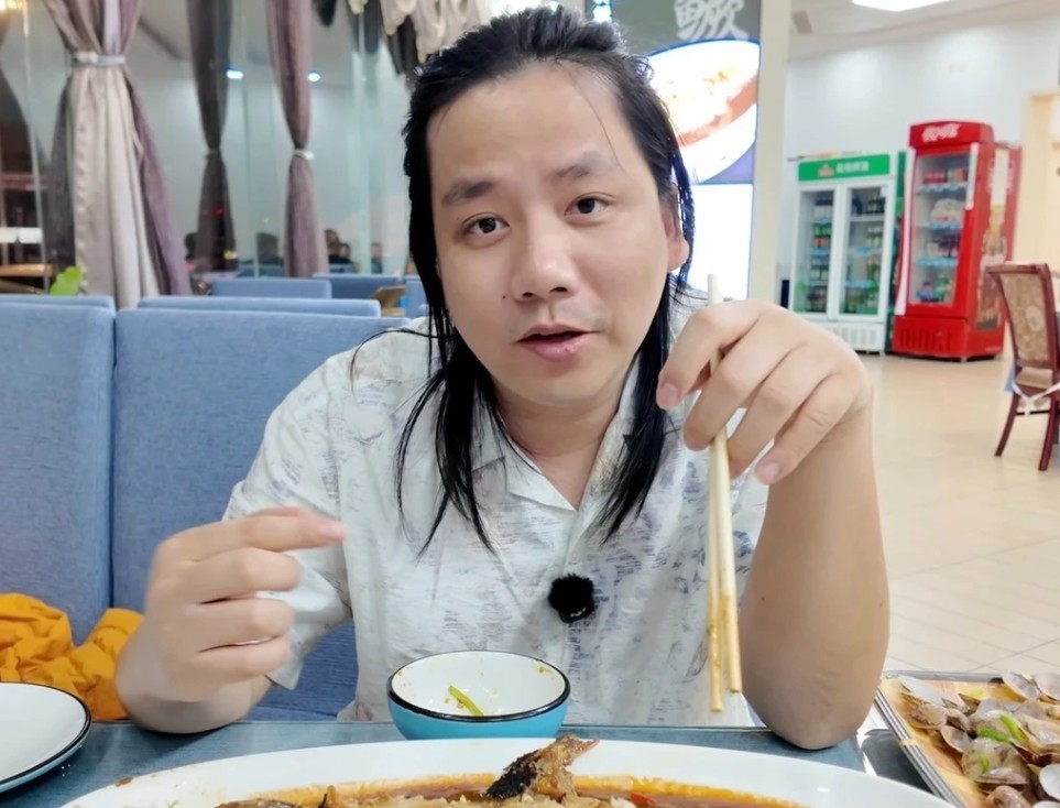 Mới đây, Khoa Pug bất ngờ đăng tải video thừa nhận đã phá sản vì làm ăn thua lỗ. Tuyên bố của Khoa Pug khiến nhiều người theo dõi bất ngờ bởi từ trước đến nay, anh vốn gắn liền với hình ảnh giàu có, không ngại vung tiền. Ảnh: chụp màn hình