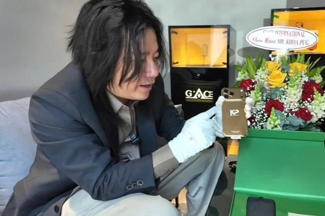 Chưa hết, Khoa Pug từng bỏ 300 triệu đồng để mua và đập hộp chiếc iPhone 17 Pro Max đặc biệt nhất thế giới. Ảnh chụp màn hình