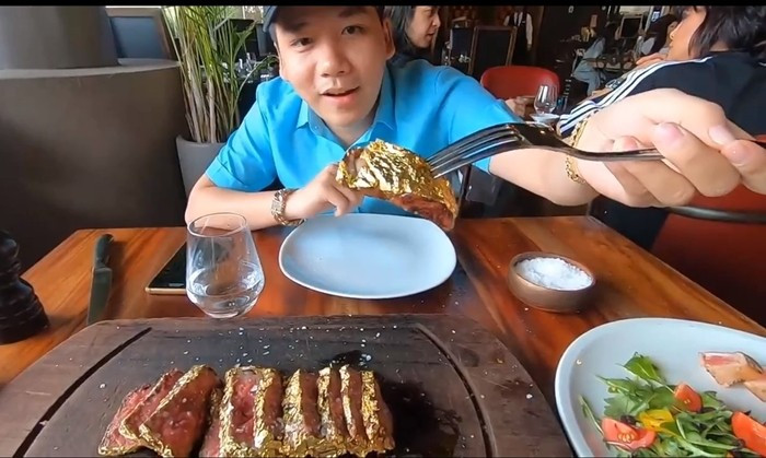 Khoa Pug từng đặt chân tới nhiều quốc gia, thường đến các nhà hàng sang trọng, sử dụng dịch vụ, thưởng thức những món ăn đắt đỏ như bò dát vàng Dubai, cá nóc phủ vàng. Ảnh chụp màn hình