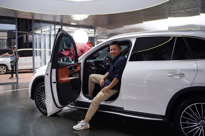 Bên cạnh đó, nam YouTuber cũng được cho là sở hữu nhiều bất động sản, siêu xe, trang sức xa xỉ. Ảnh: FBNV