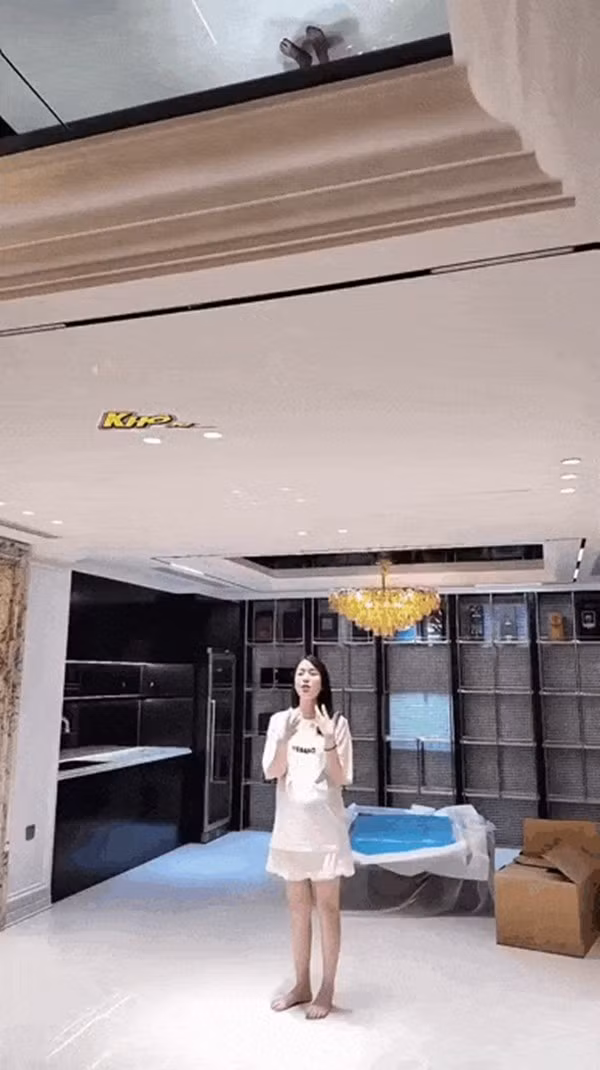 Do diện tích rộng rãi, ngôi nhà của Ngô Mai Phương còn bố trí thêm một quầy bar, bố trí nhiều hệ tủ để trưng bày ly, cốc và các loại rượu yêu thích. Ảnh chụp màn hình