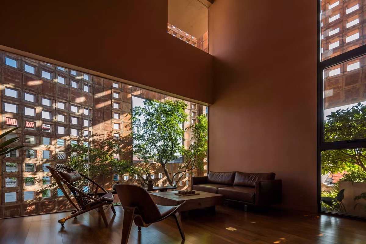 Phòng khách tông nâu trầm thư thái và cổ xưa. Ảnh: Hiroyuki Oki