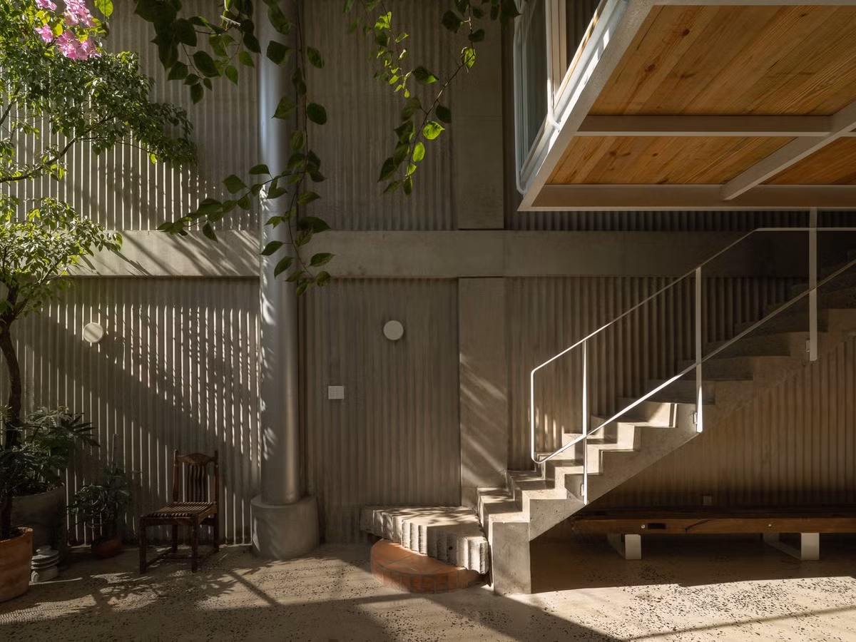 Kết quả là một ngôi nhà phố đa chức năng: không gian sống độc lập cho gia đình, căn hộ cho thuê, và các không gian linh hoạt có thể sử dụng làm văn phòng chung hoặc quán cà phê. Ảnh: Quang Dam